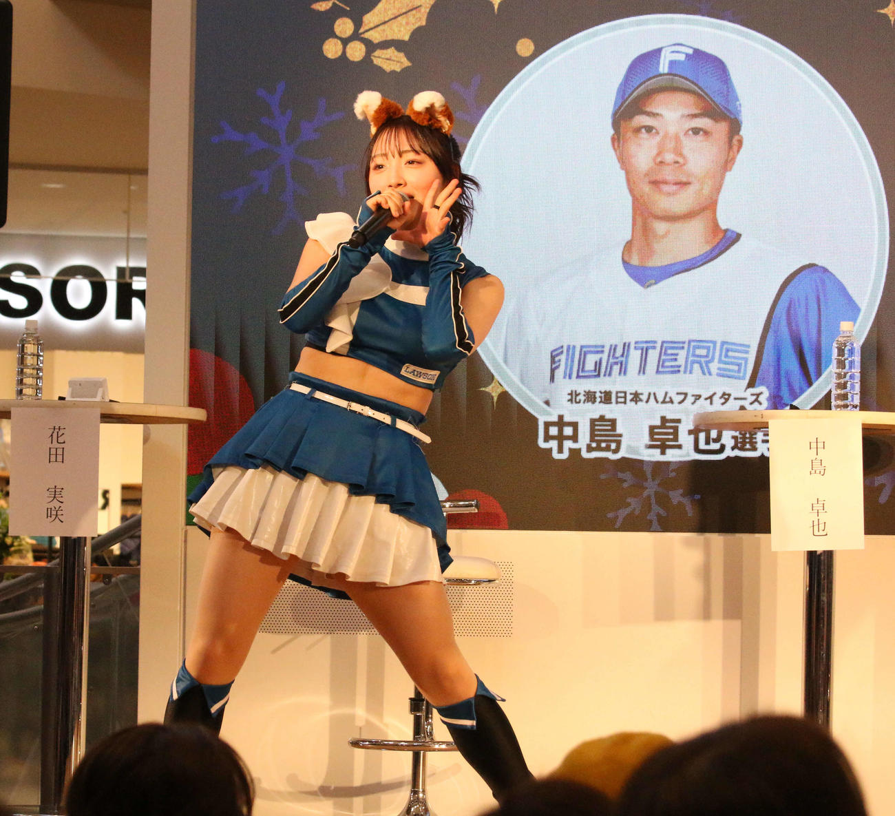 三井アウトレットパーク札幌北広島でパフォーマンスを披露したファイターズガール田中心優（撮影・木下大輔）