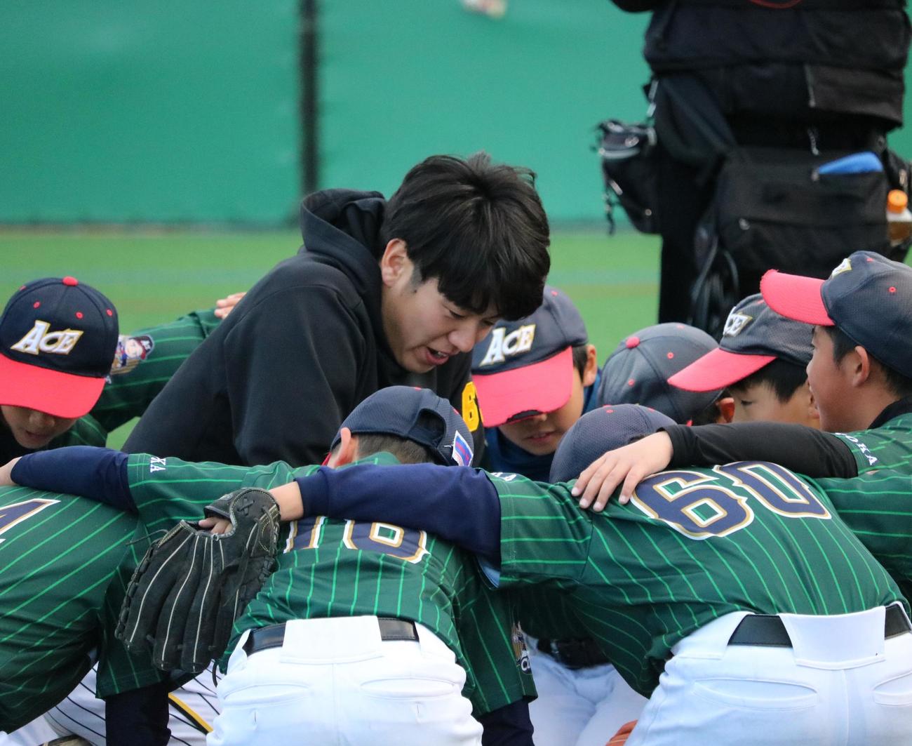 阪神の石黒佑弥投手が円陣で子どもに声をかける（撮影・林亮佑）