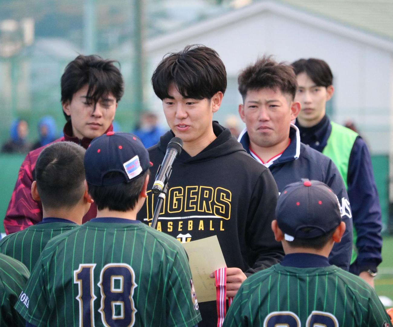 阪神の石黒佑弥投手が「キャッチボールクラシック全国大会」で優勝したチームに表彰状を授与する（撮影・林亮佑）