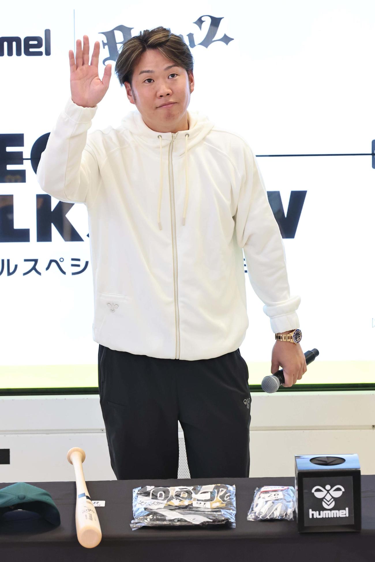 ファンに手を振る阪神西勇（撮影・上田博志）