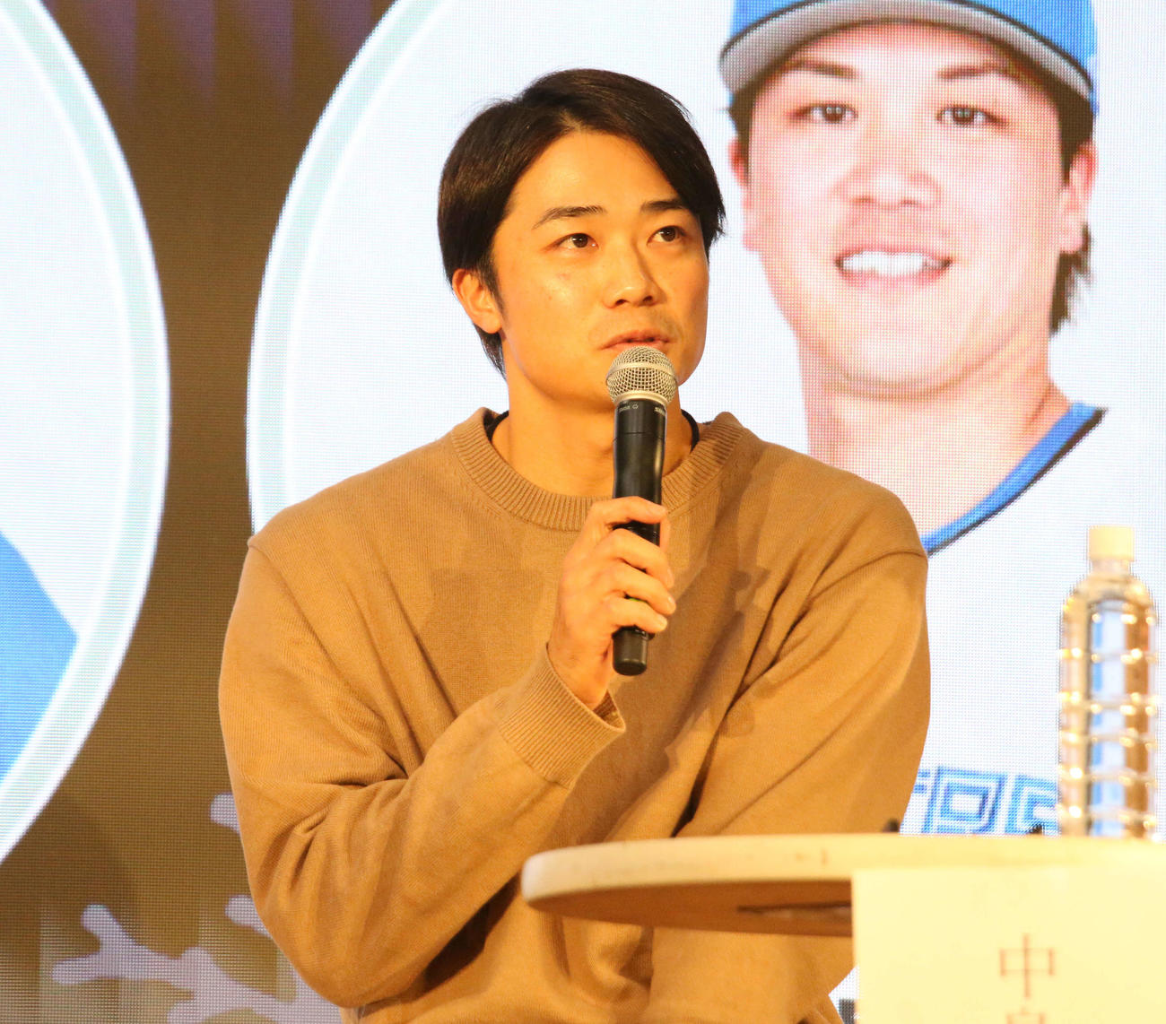 三井アウトレットパーク札幌北広島でトークショーを行った日本ハム中島（撮影・木下大輔）