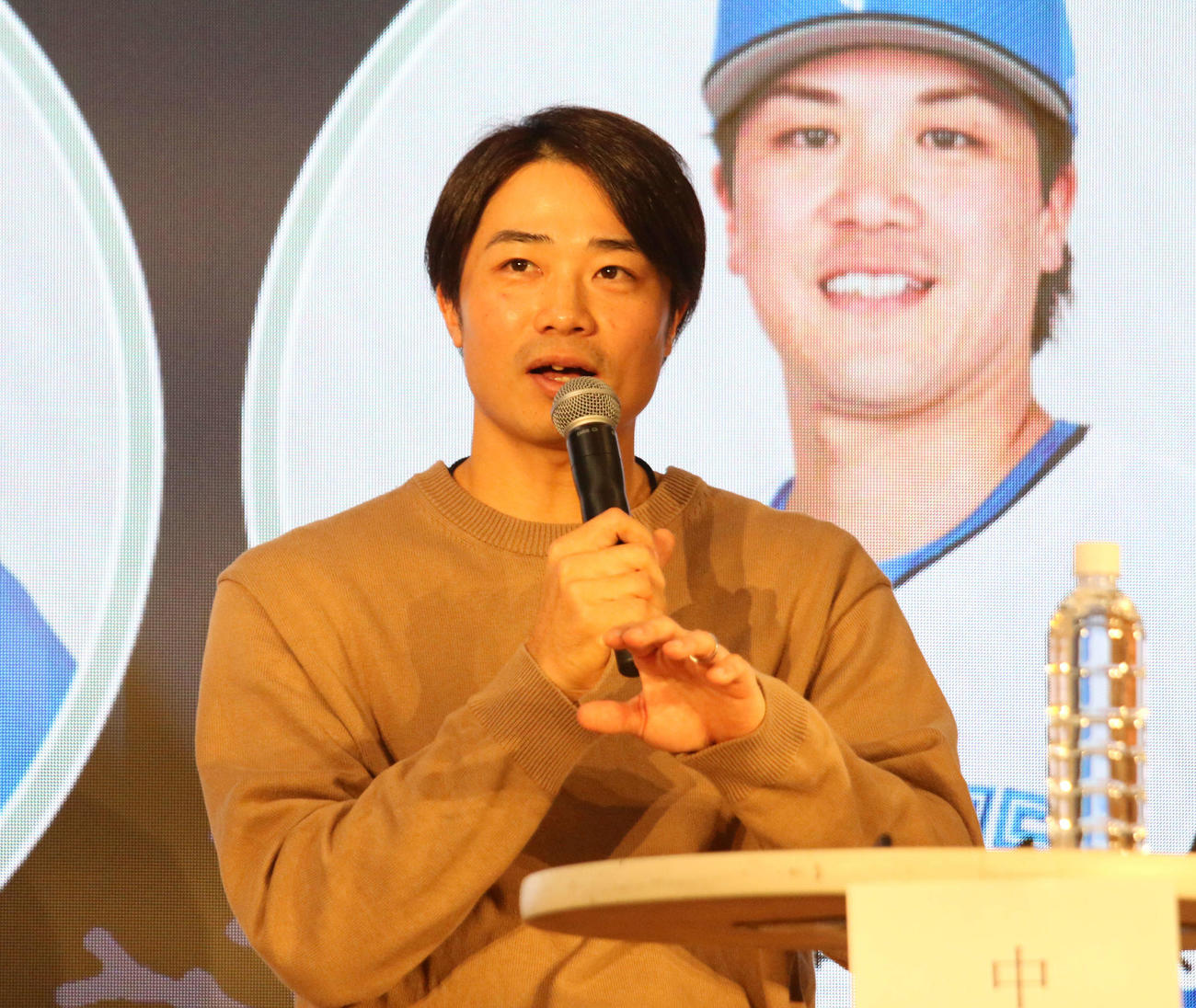 三井アウトレットパーク札幌北広島でトークショーを行った日本ハム中島（撮影・木下大輔）