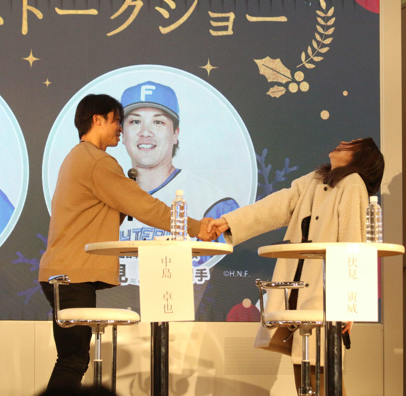三井アウトレットパーク札幌北広島で行われたトークショーで女性ファンと握手する日本ハム中島（撮影・木下大輔）