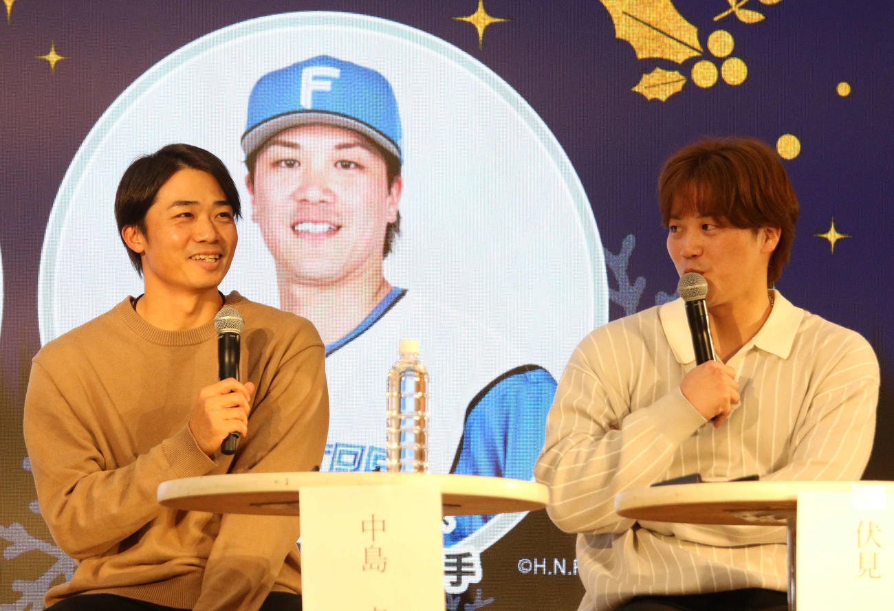 三井アウトレットパーク札幌北広島でトークショーを行った日本ハム中島（左）と伏見（撮影・木下大輔）