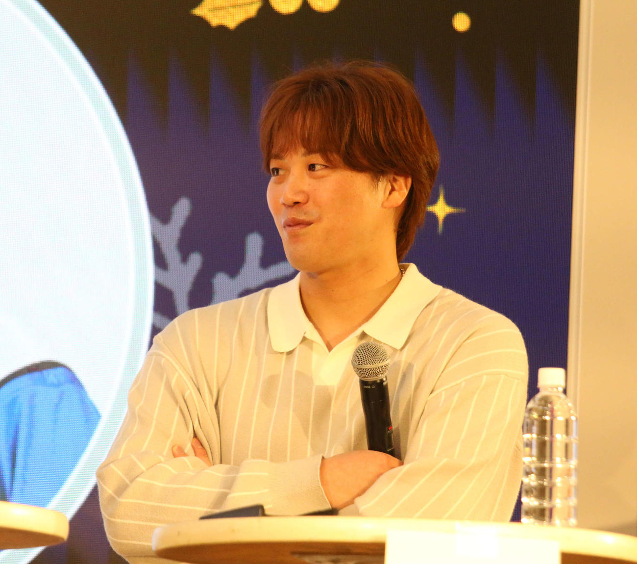 三井アウトレットパーク札幌北広島でトークショーを行った日本ハム伏見（撮影・木下大輔）