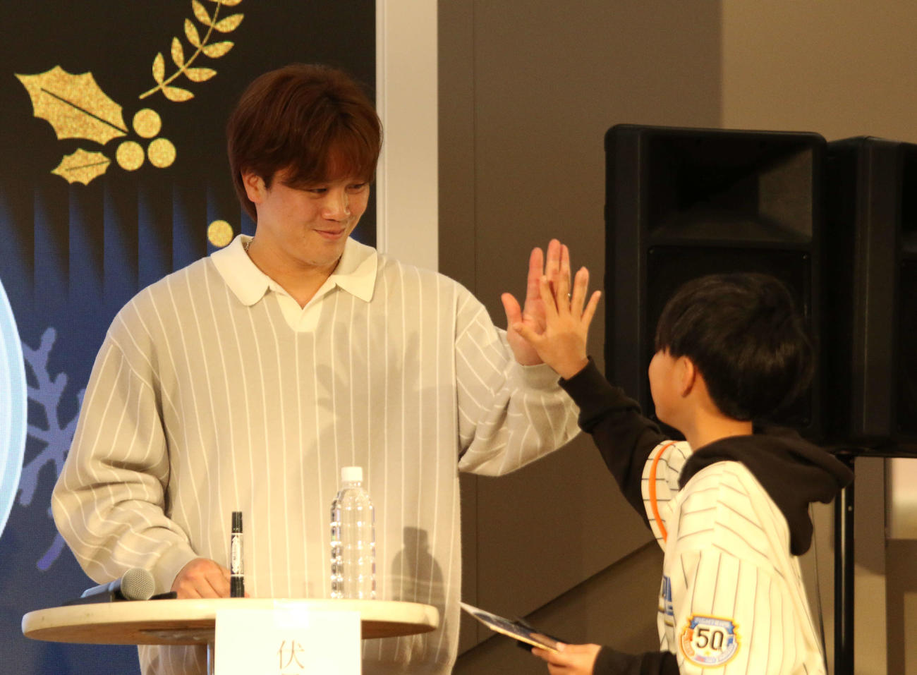 三井アウトレットパーク札幌北広島で行われたトークショーで少年ファンとハイタッチする日本ハム伏見（撮影・木下大輔）