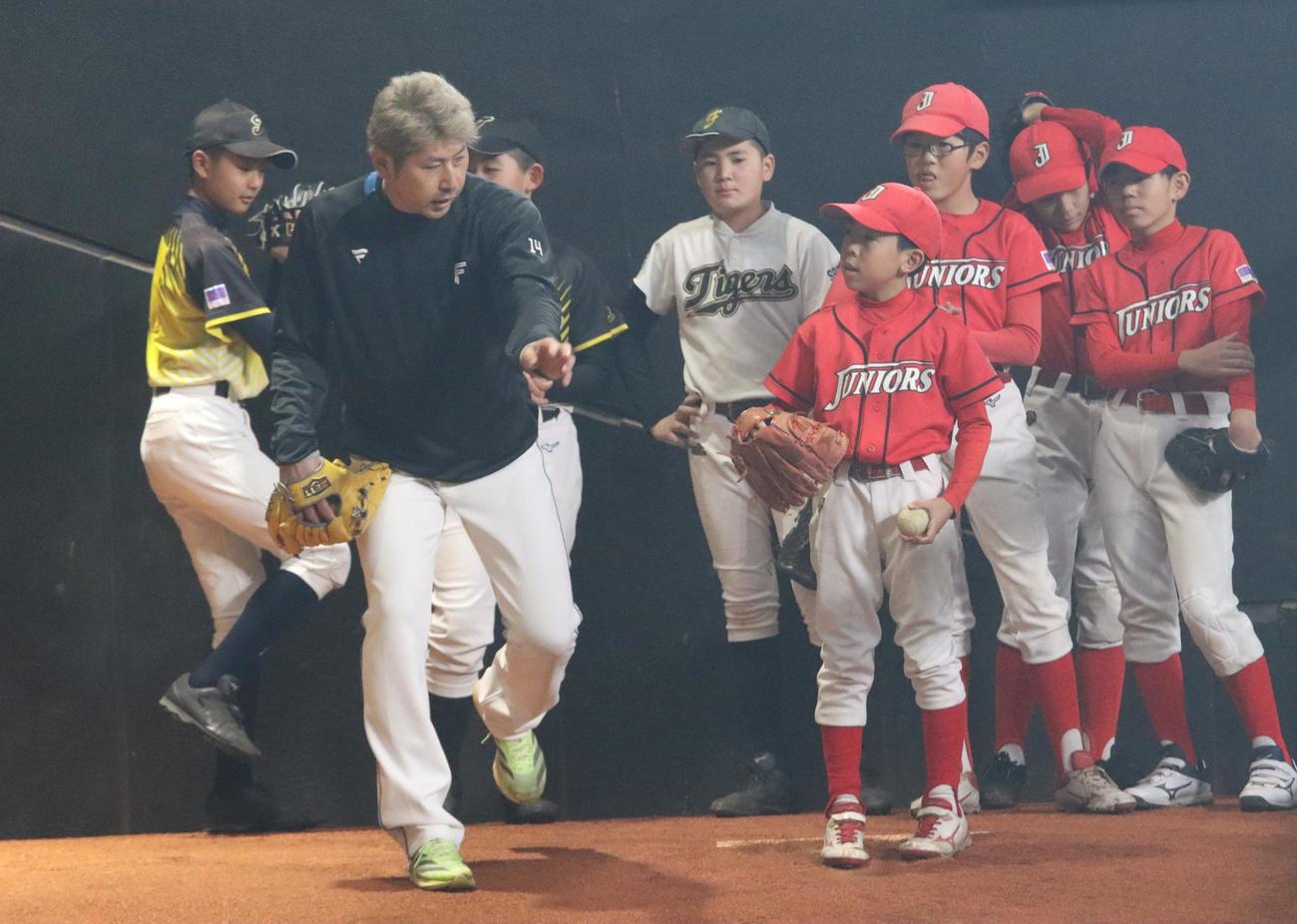 エスコンフィールドで行われた野球教室で動きを見せながら指導する日本ハム加藤貴（左）（撮影・永野高輔）