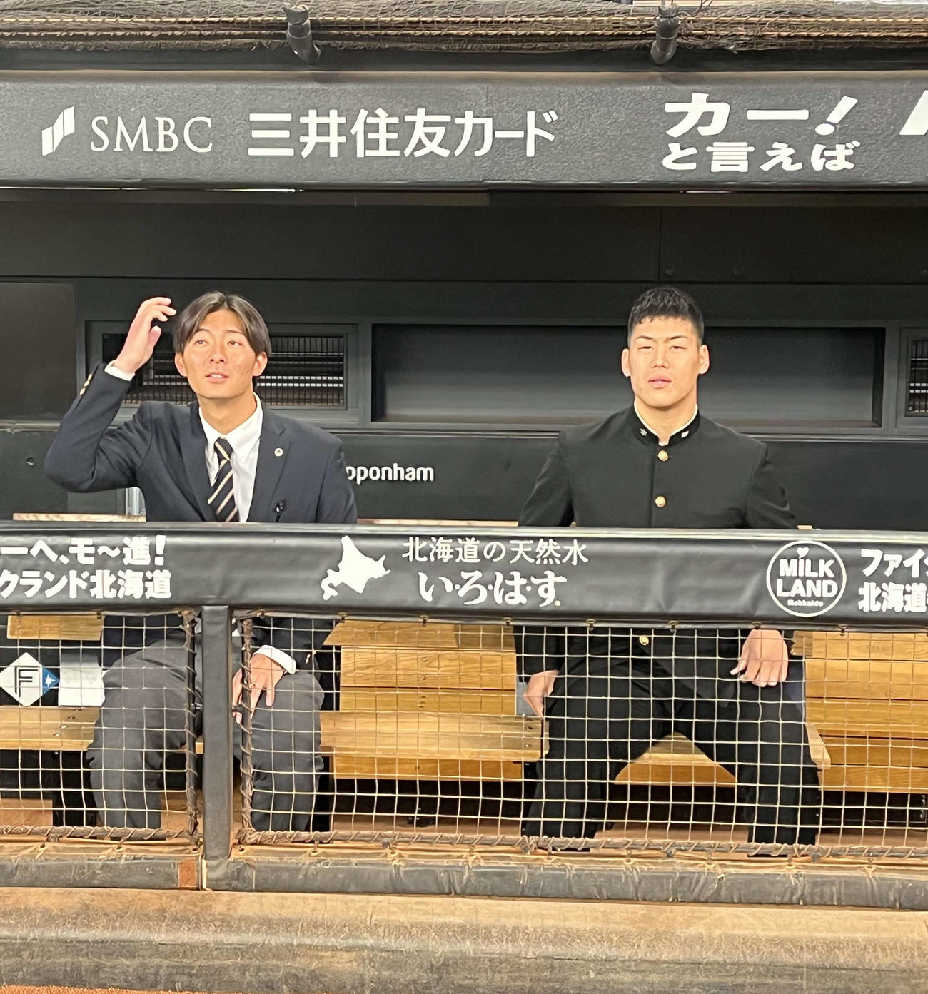 エスコンフィールドの見学に訪れた日本ハムドラフト6位山城（左）、同育成2位の渋谷（撮影・永野高輔）
