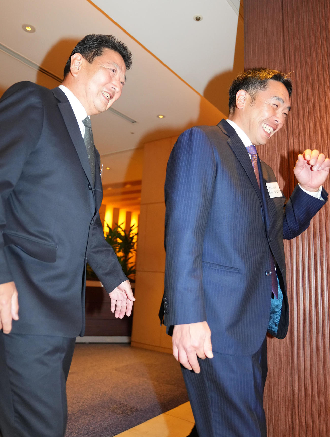 巨人懇親会へ向かう阿部監督（右）と吉村編成本部長（撮影・横山健太）