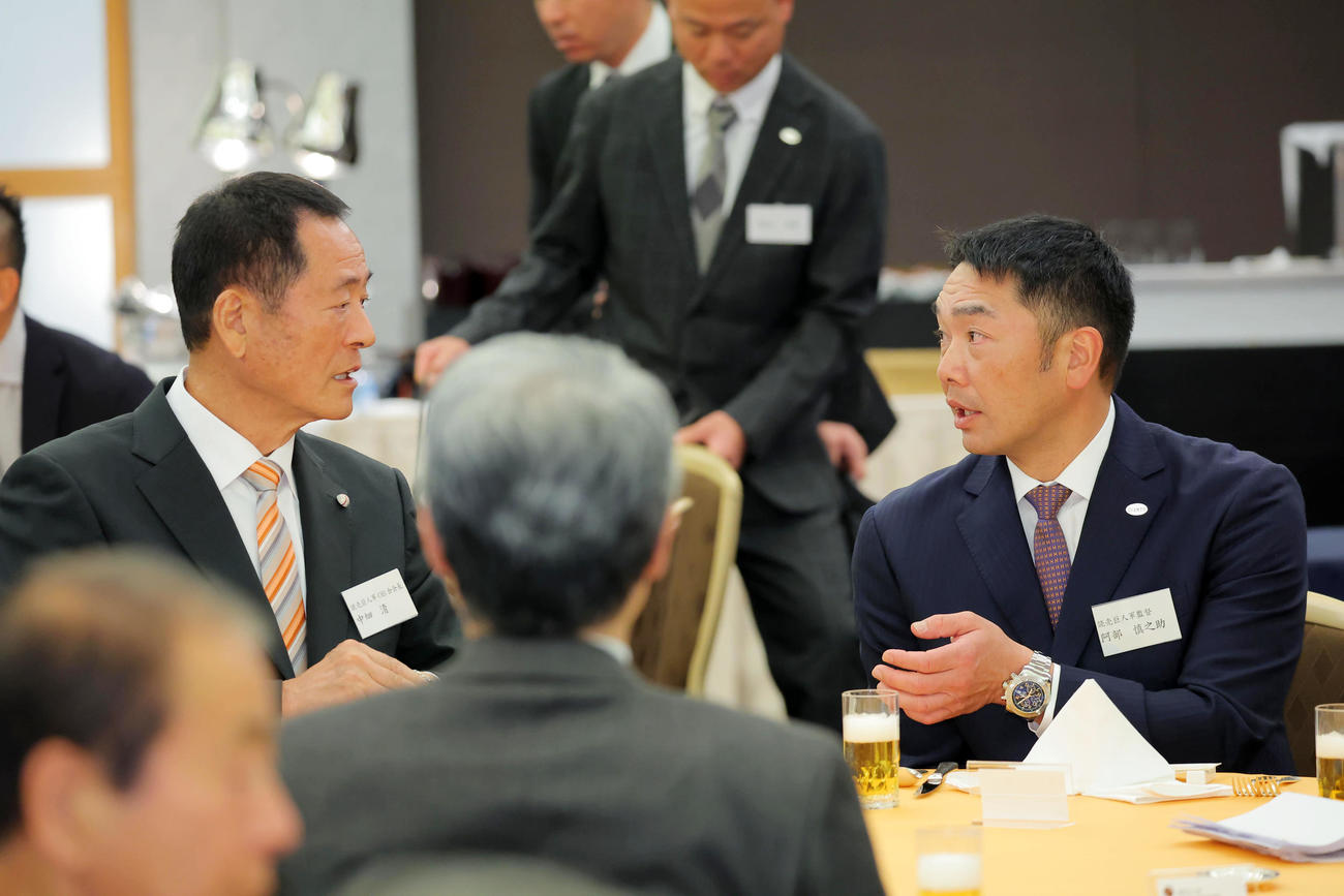 言葉を交わす巨人阿部監督（右）と中畑清氏