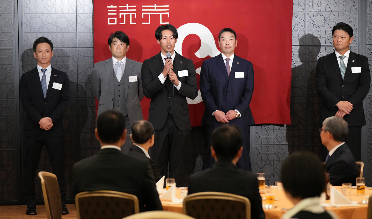 あいさつする、左から松本哲也氏、古城茂幸氏、立岡、阿部監督、橋上コーチ