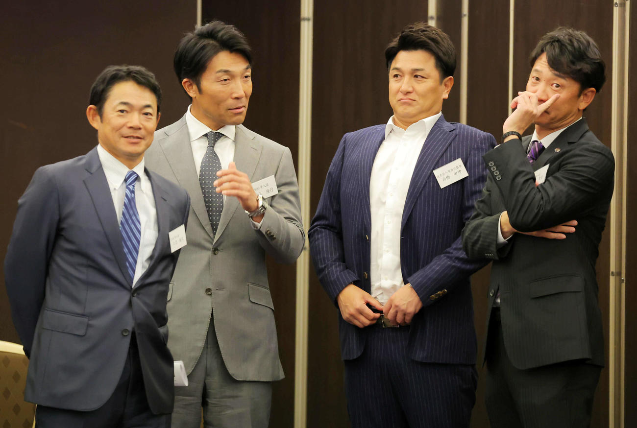言葉を交わす、左から巨人仁志コーチ、清水隆行氏、高橋由伸氏、二岡コーチ