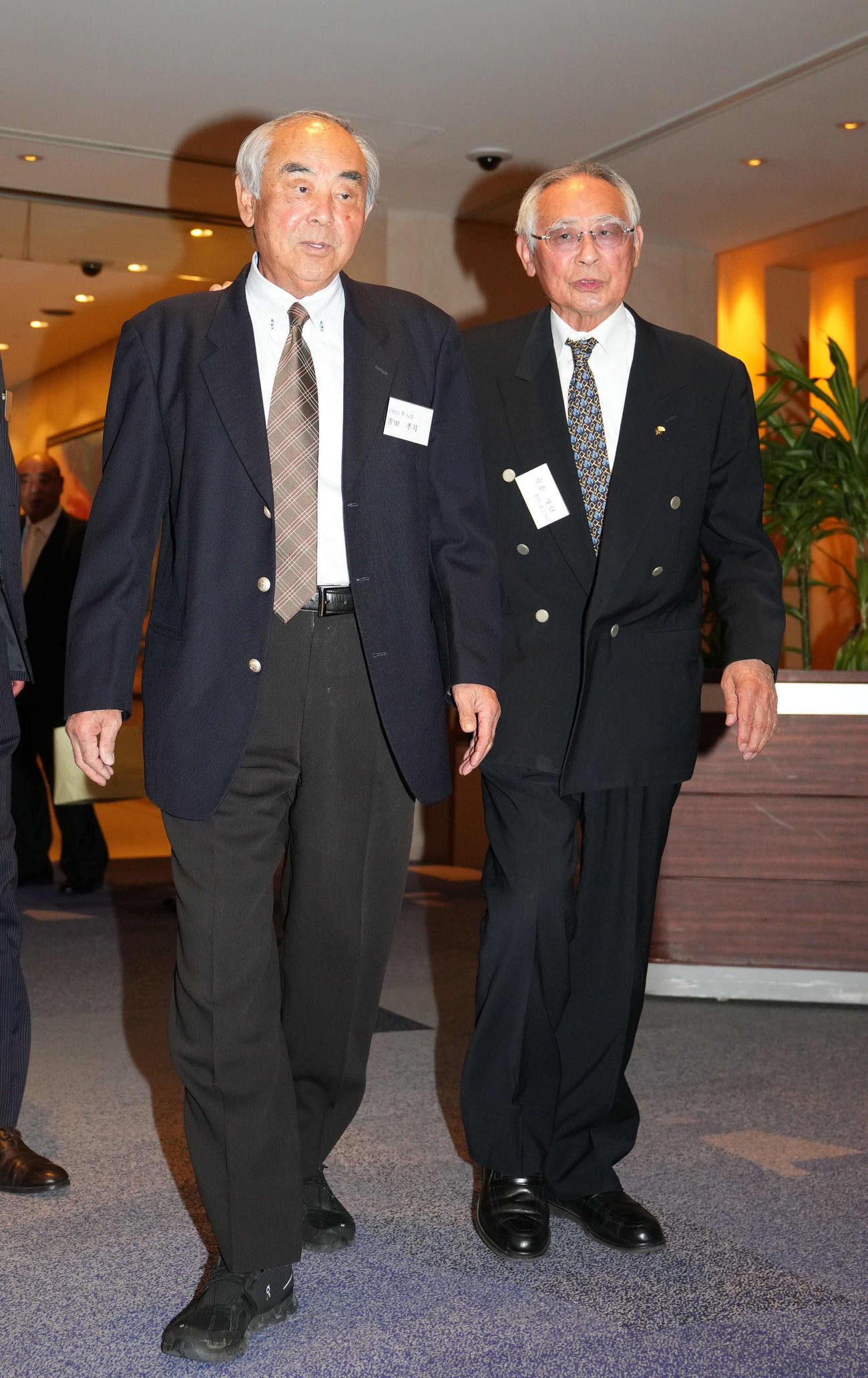 巨人OB会総会に出席する吉田孝司氏（左）と鈴木章介氏（撮影・横山健太）