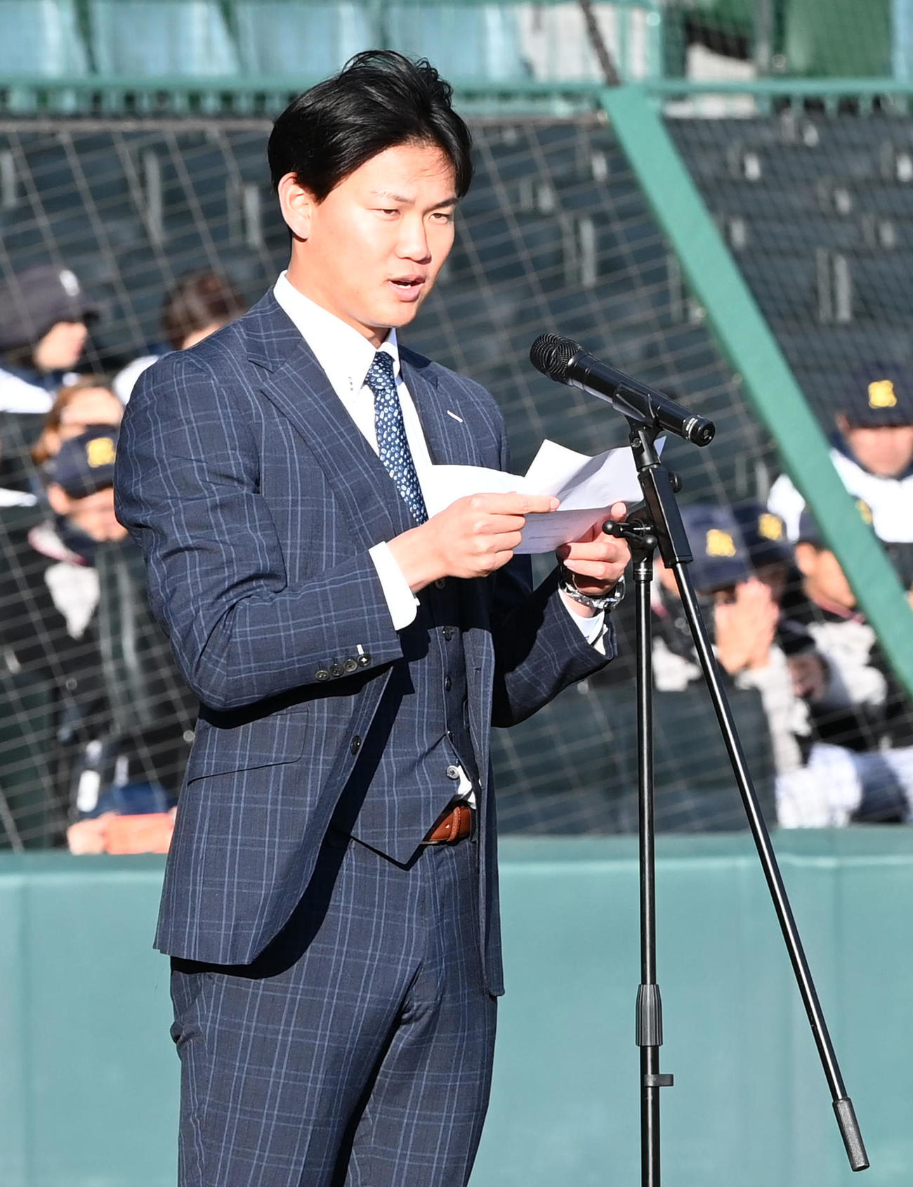 タイガースカップ表彰式であいさつをする阪神及川（撮影・前岡正明）
