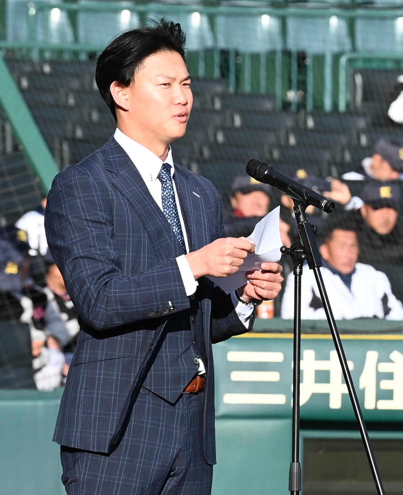 タイガースカップ表彰式であいさつをする阪神及川（撮影・前岡正明）