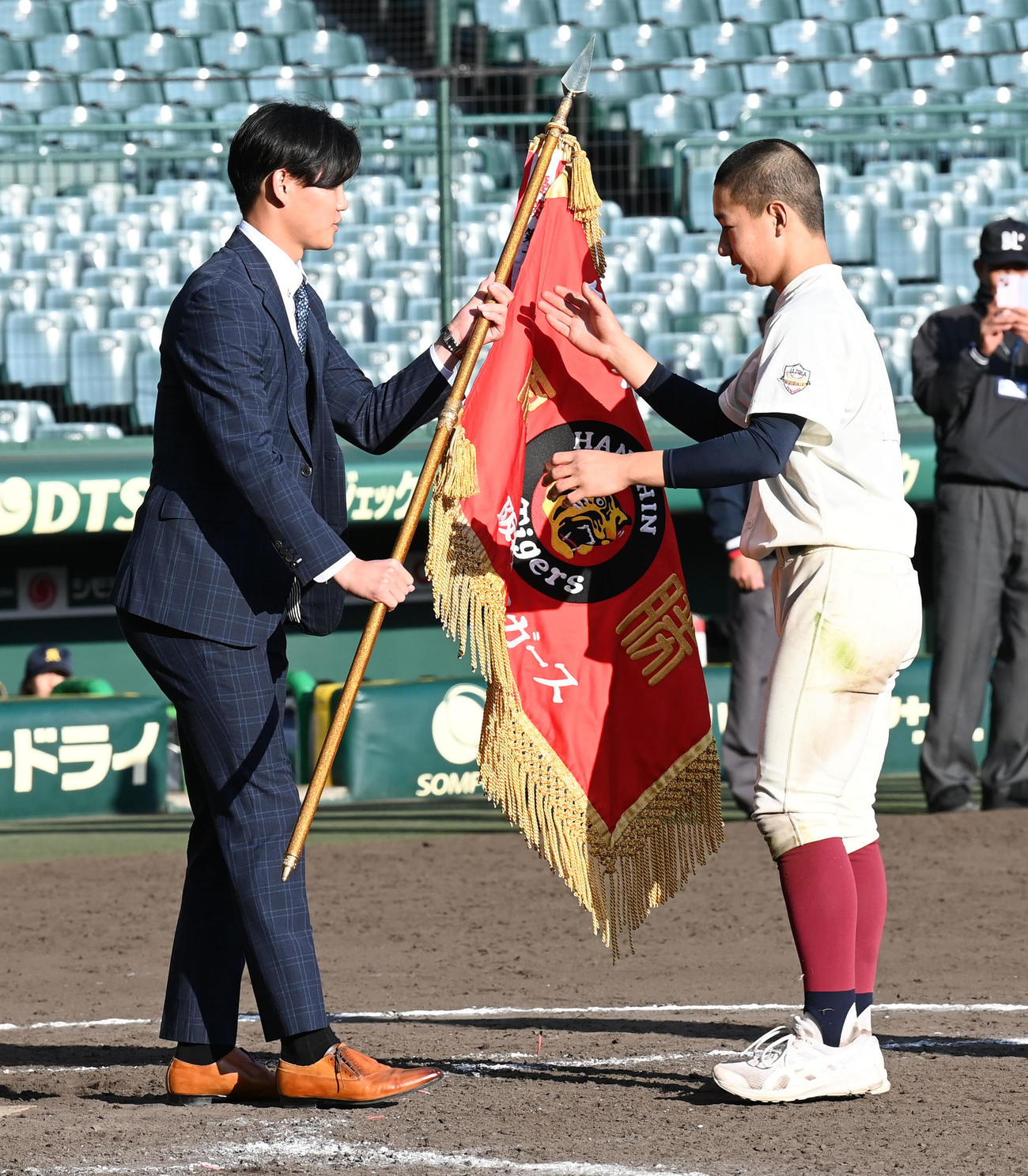 タイガースカップ表彰式で北摂ナインに優勝旗を手渡す阪神及川（撮影・前岡正明）