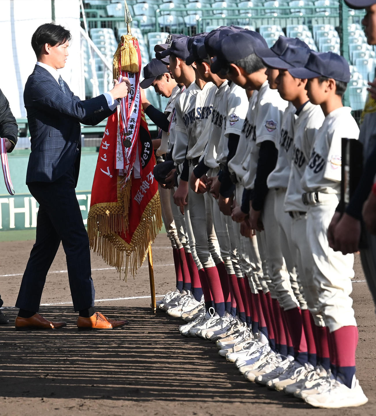 タイガースカップで優勝した北摂ナインにメダルを授与する阪神及川（撮影・前岡正明）