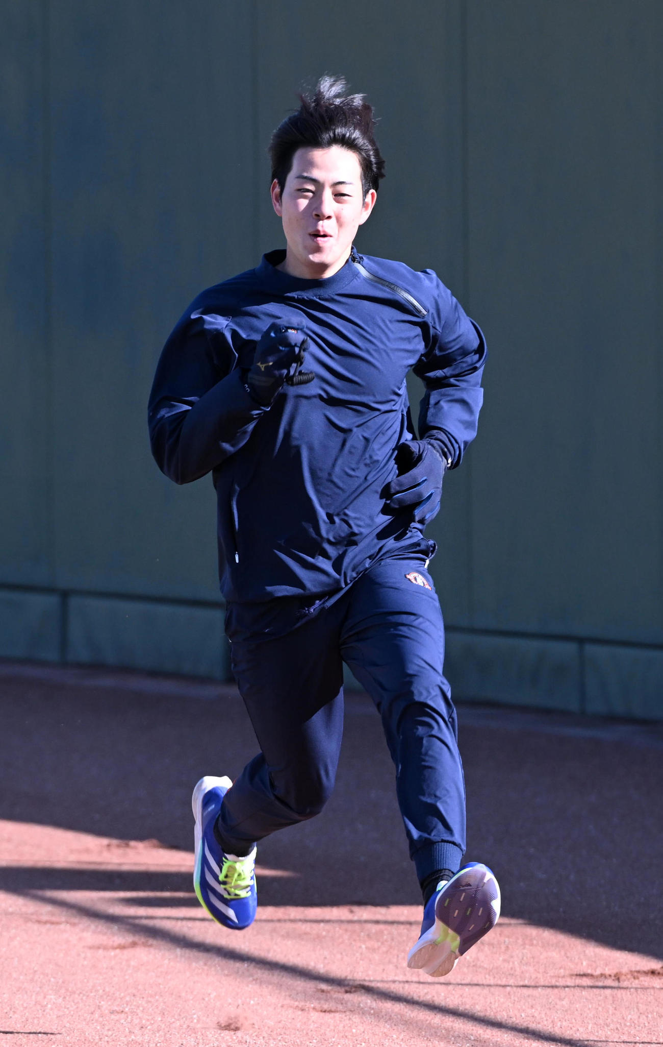 自主トレを行う下村（撮影・前岡正明）