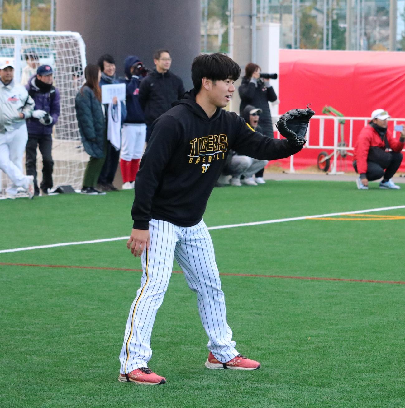 阪神の石黒佑弥投手が「キャッチボールクラシック全国大会」を終えて子どもとキャッチボールを楽しむ（撮影・林亮佑）