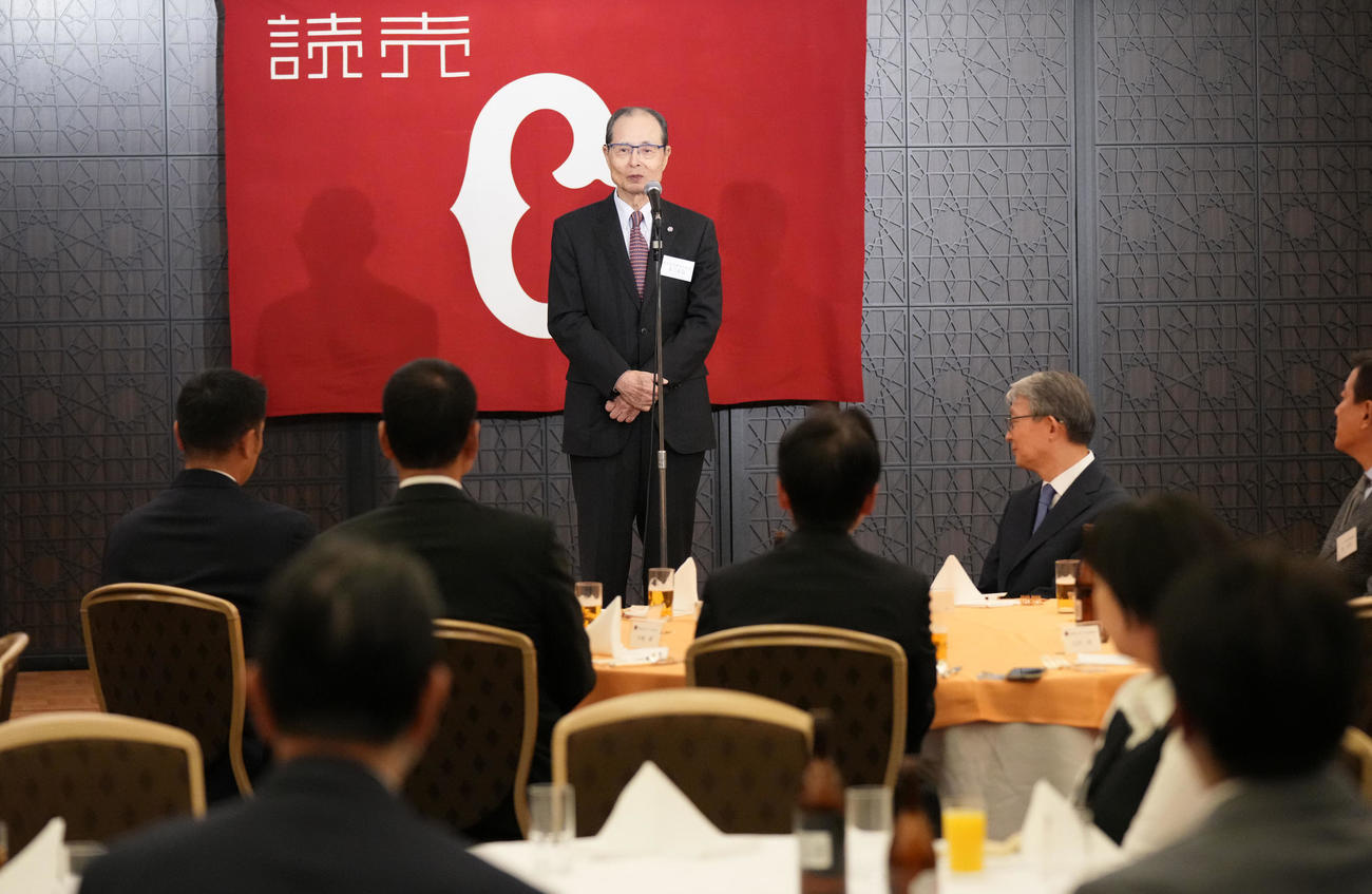 壇上であいさつする王貞治氏
