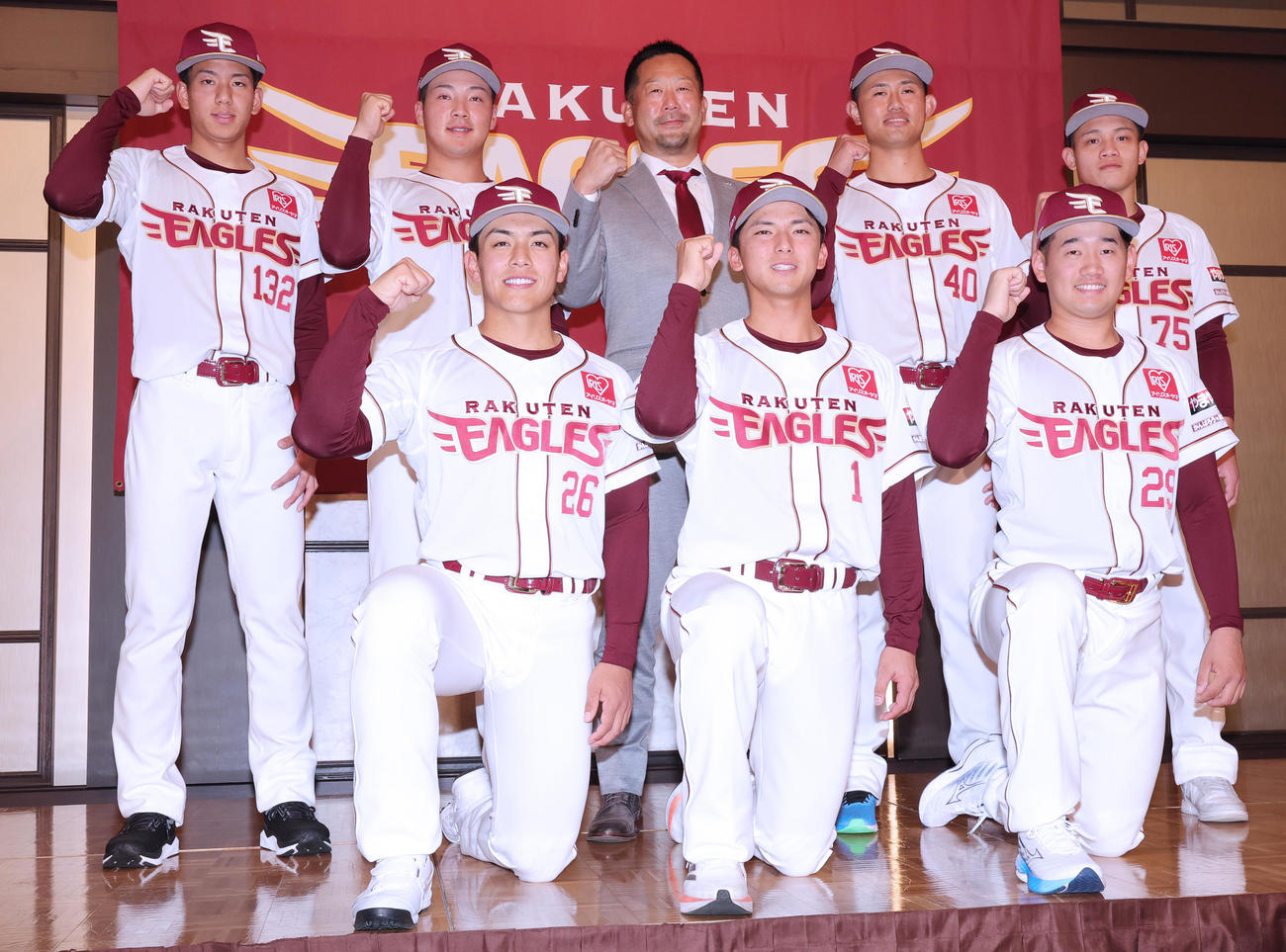 記念写真に納まる楽天の新入団選手たち。前列左から中込、宗山、徳山、後列左から岸本、吉納、三木監督、江原、陽（撮影・野上伸悟）