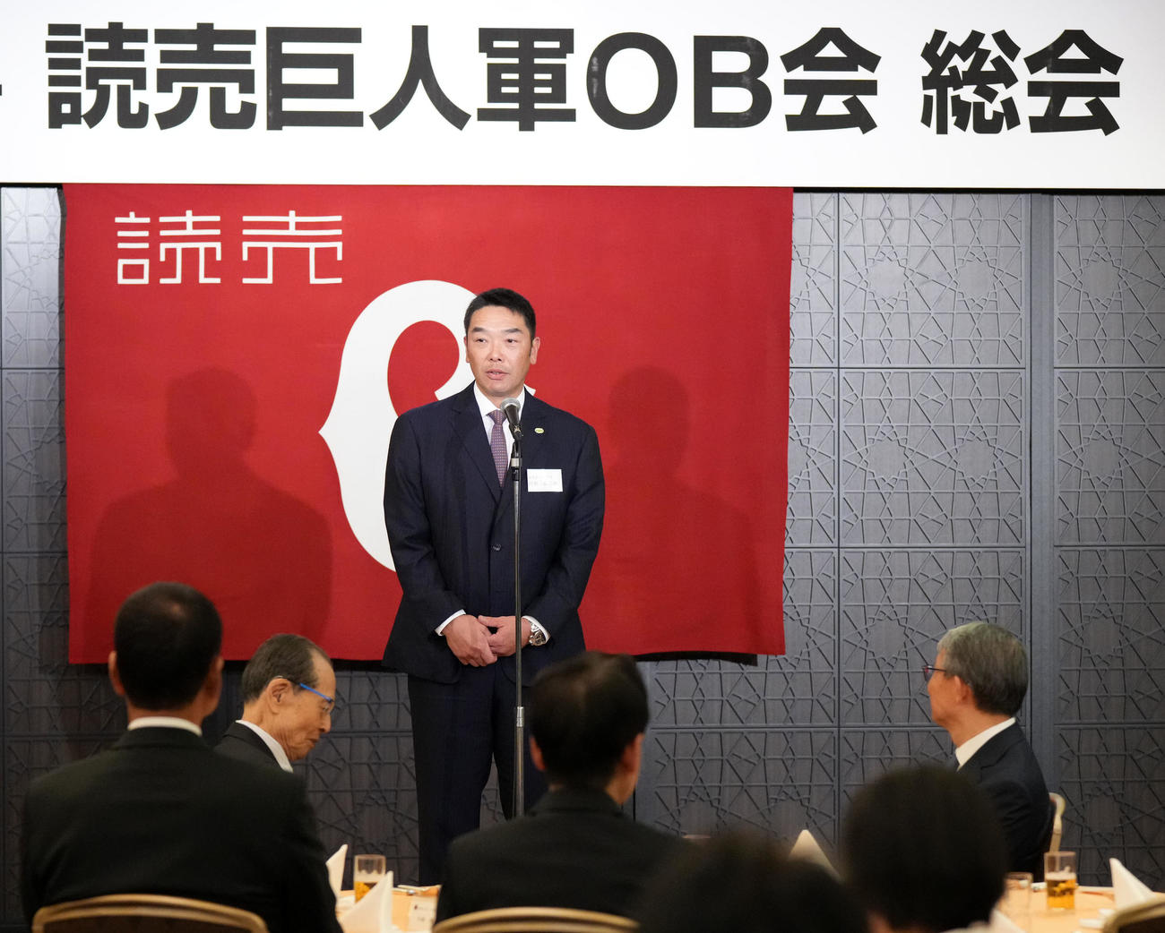 壇上であいさつする巨人阿部監督