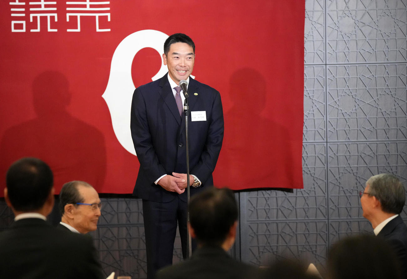 壇上であいさつする巨人阿部監督