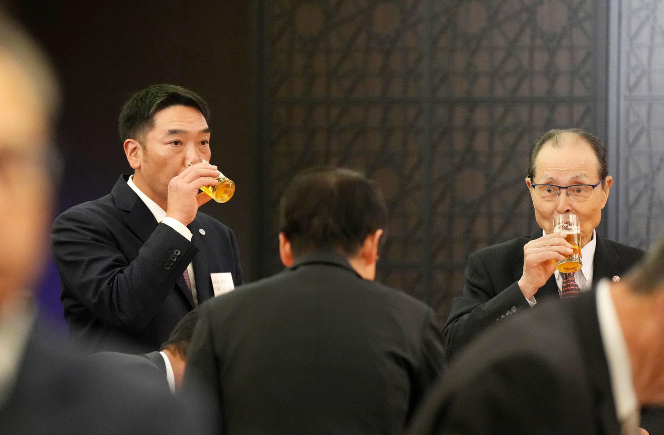 懇親会で乾杯する巨人阿部監督（左）と王貞治氏