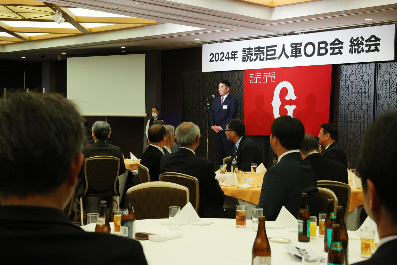 壇上であいさつする巨人阿部監督