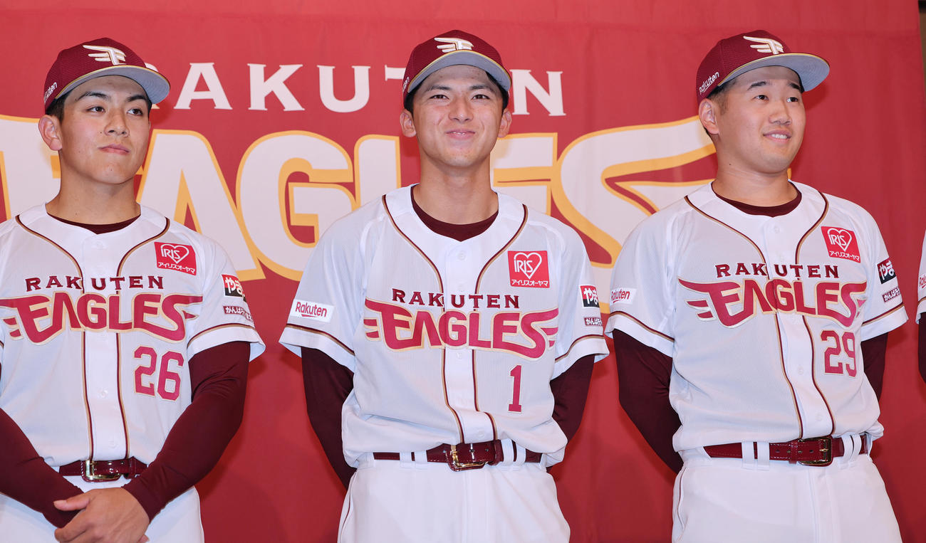 楽天の新入団選手発表会見に出席した、左から中込、宗山、徳山（撮影・野上伸悟）