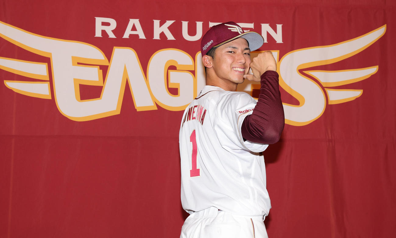 新入団選手発表会見で背番号を披露する楽天ドラフト1位の宗山（撮影・野上伸悟）