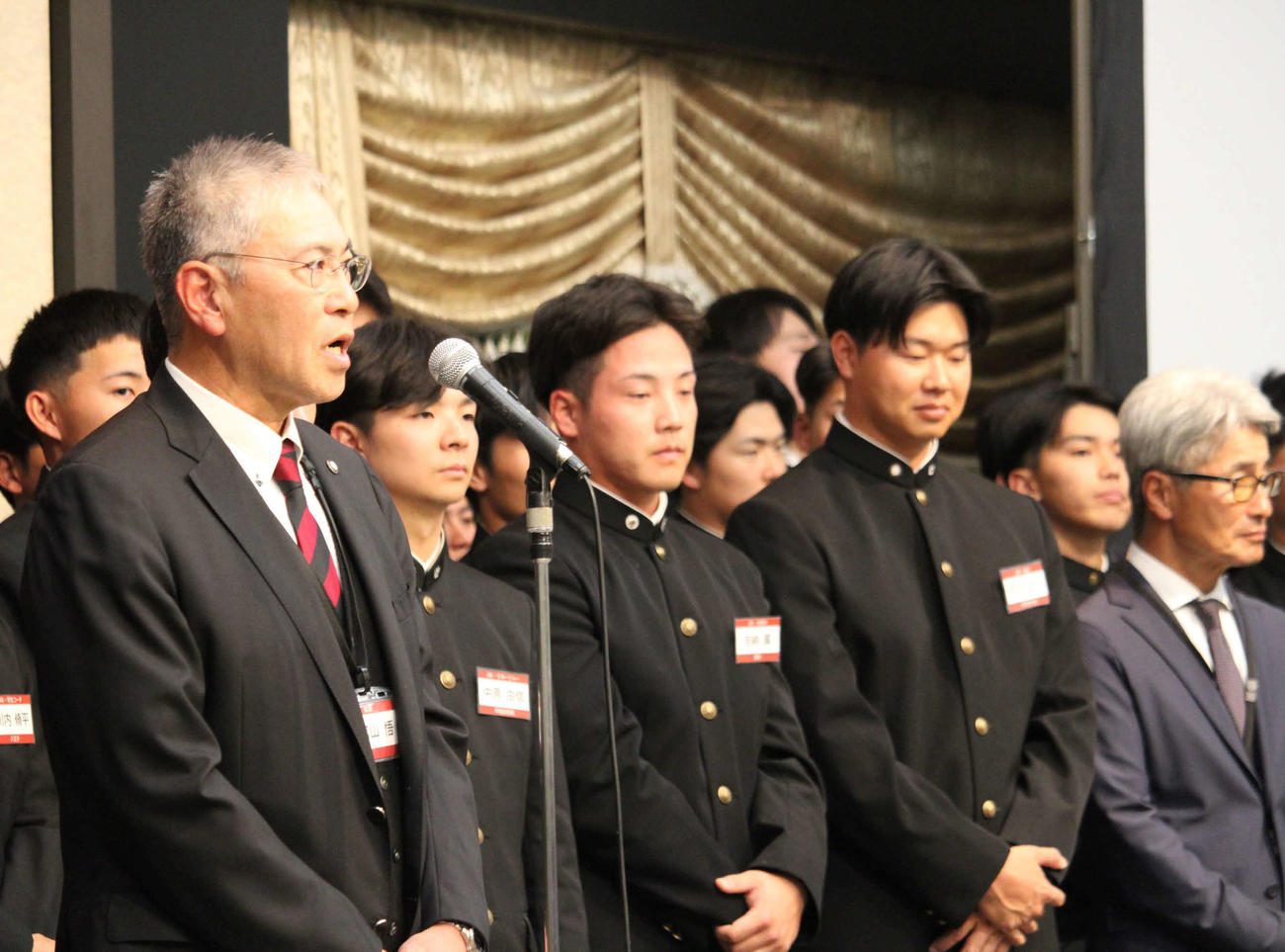 早大の優勝祝賀会であいさつする小宮山監督。写真中央は楽天ドラフト5位・吉納（撮影・金子真仁）