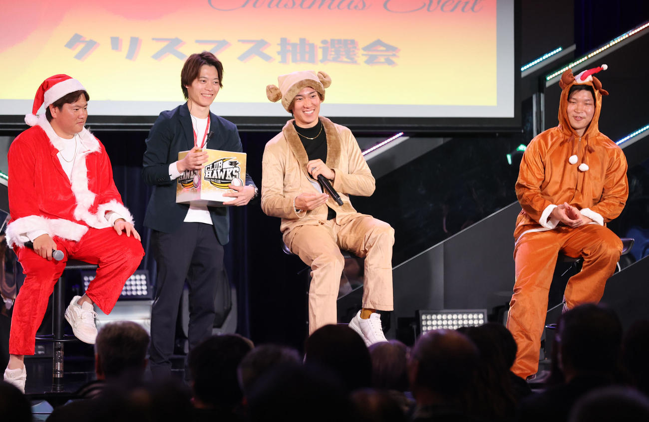 クリスマストークショーでファンをも盛り上げた、左からソフトバンク津森、大津、長谷川（撮影・梅根麻紀）