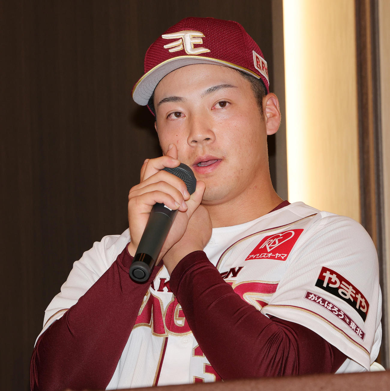 楽天の新入団選手発表会見で質問に答える吉納（撮影・野上伸悟）