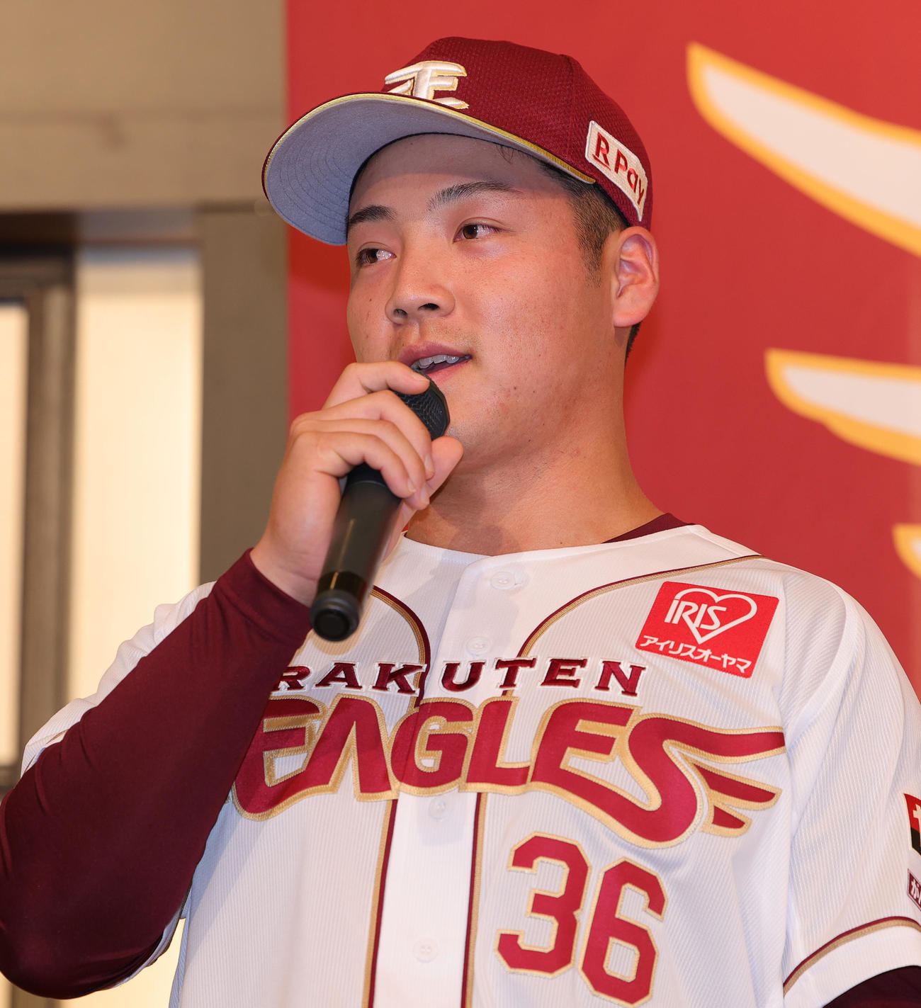 楽天の新入団選手発表会見で質問に答える吉納（撮影・野上伸悟）