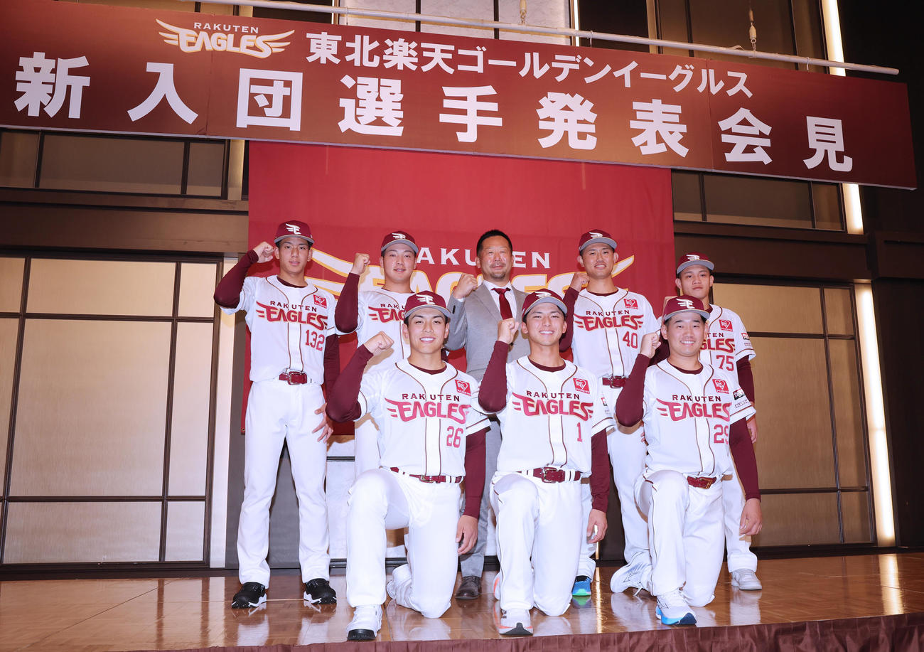 記念写真に納まる楽天の新入団選手たち。前列左から中込、宗山、徳山、後列左から岸本、吉納、三木監督、江原、陽（撮影・野上伸悟）