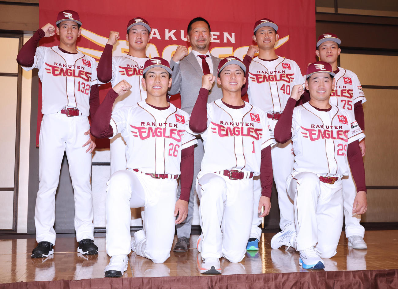 記念写真に納まる楽天の新入団選手たち。前列左から中込、宗山、徳山、後列左から岸本、吉納、三木監督、江原、陽（撮影・野上伸悟）