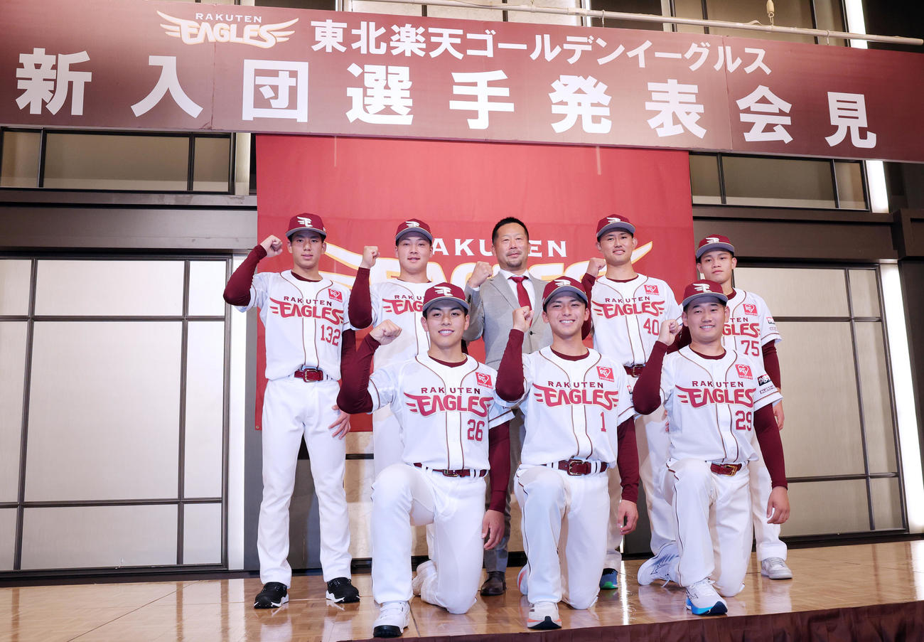 記念写真に納まる楽天の新入団選手たち。前列左から中込、宗山、徳山、後列左から岸本、吉納、三木監督、江原、陽（撮影・野上伸悟）