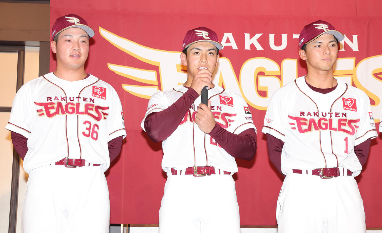 楽天新入団選手発表会見で、あいさつする中込。左は吉納、右は宗山（撮影・野上伸悟）