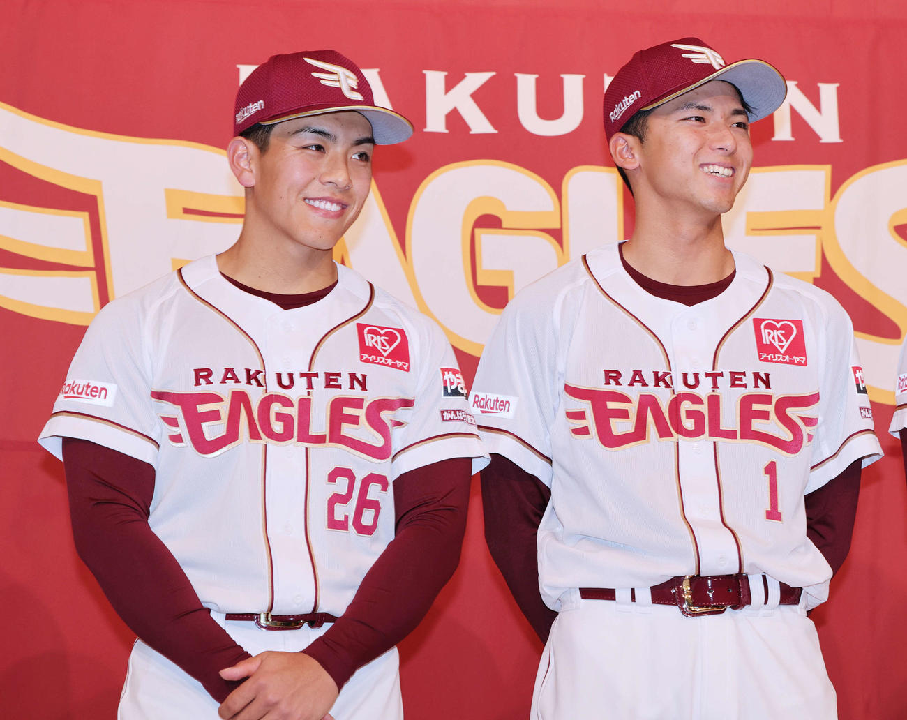 楽天新入団選手発表会見で、笑顔をみせる中込（左）と宗山（撮影・野上伸悟）
