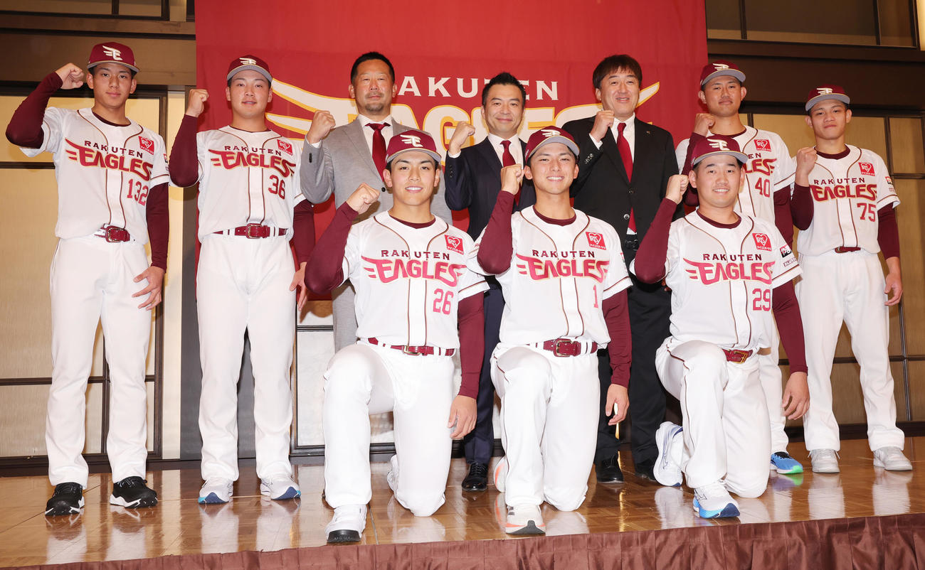記念写真に納まる楽天の新入団選手たち。前列左から中込、宗山、徳山、後列左から岸本、吉納、三木監督、森井社長、石井SD、江原、陽（撮影・野上伸悟）