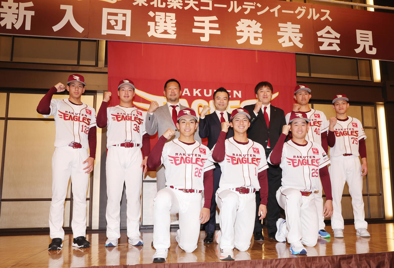 記念写真に納まる楽天の新入団選手たち。前列左から中込、宗山、徳山、後列左から岸本、吉納、三木監督、森井社長、石井SD、江原、陽（撮影・野上伸悟）