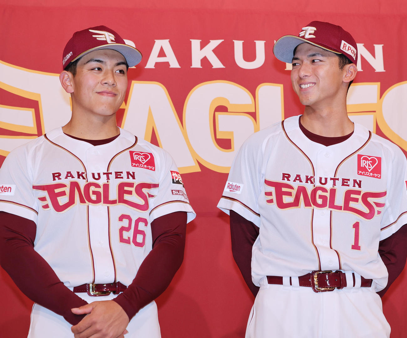楽天新入団選手発表会見で、笑顔をみせる中込（左）と宗山（撮影・野上伸悟）