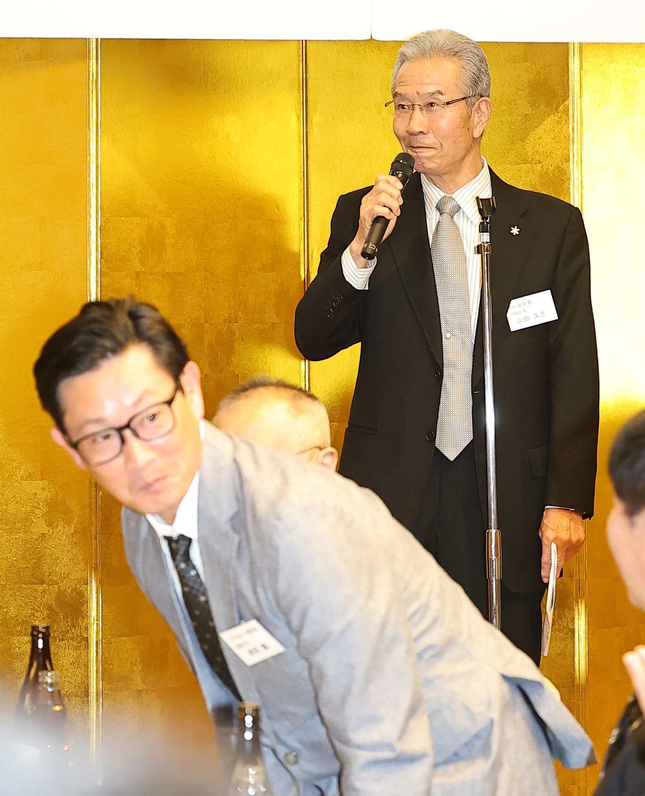 阪急・オリックスOB総会で岸田新監督を紹介する山田OB会会長（撮影・上田博志）