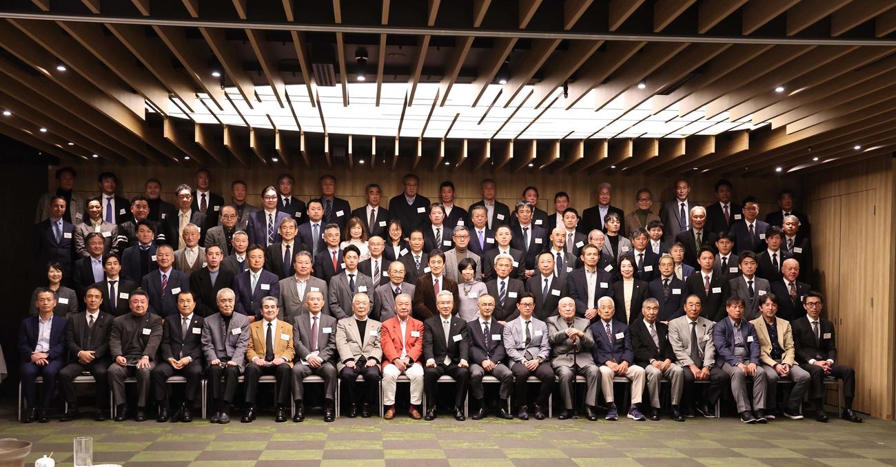 阪急・オリックスOB総会で記念撮影をする会員（撮影・上田博志）