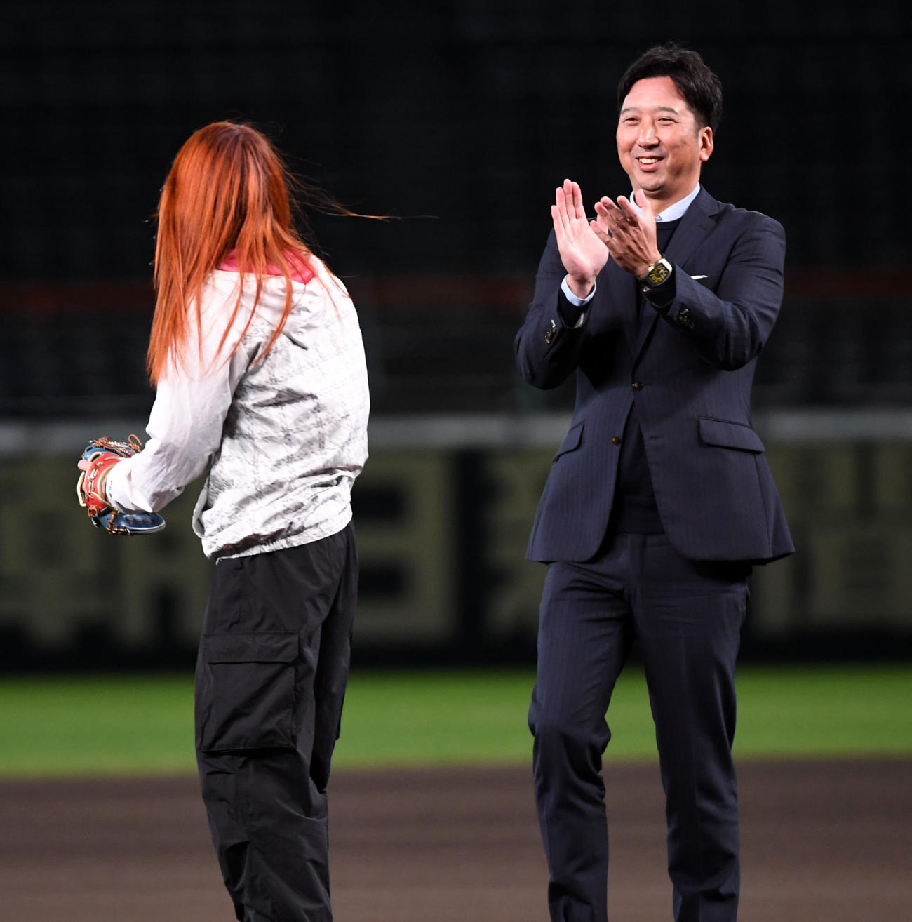 憧れの甲子園球場のマウンドから投球した参加者に拍手する阪神藤川監督（撮影・前岡正明）