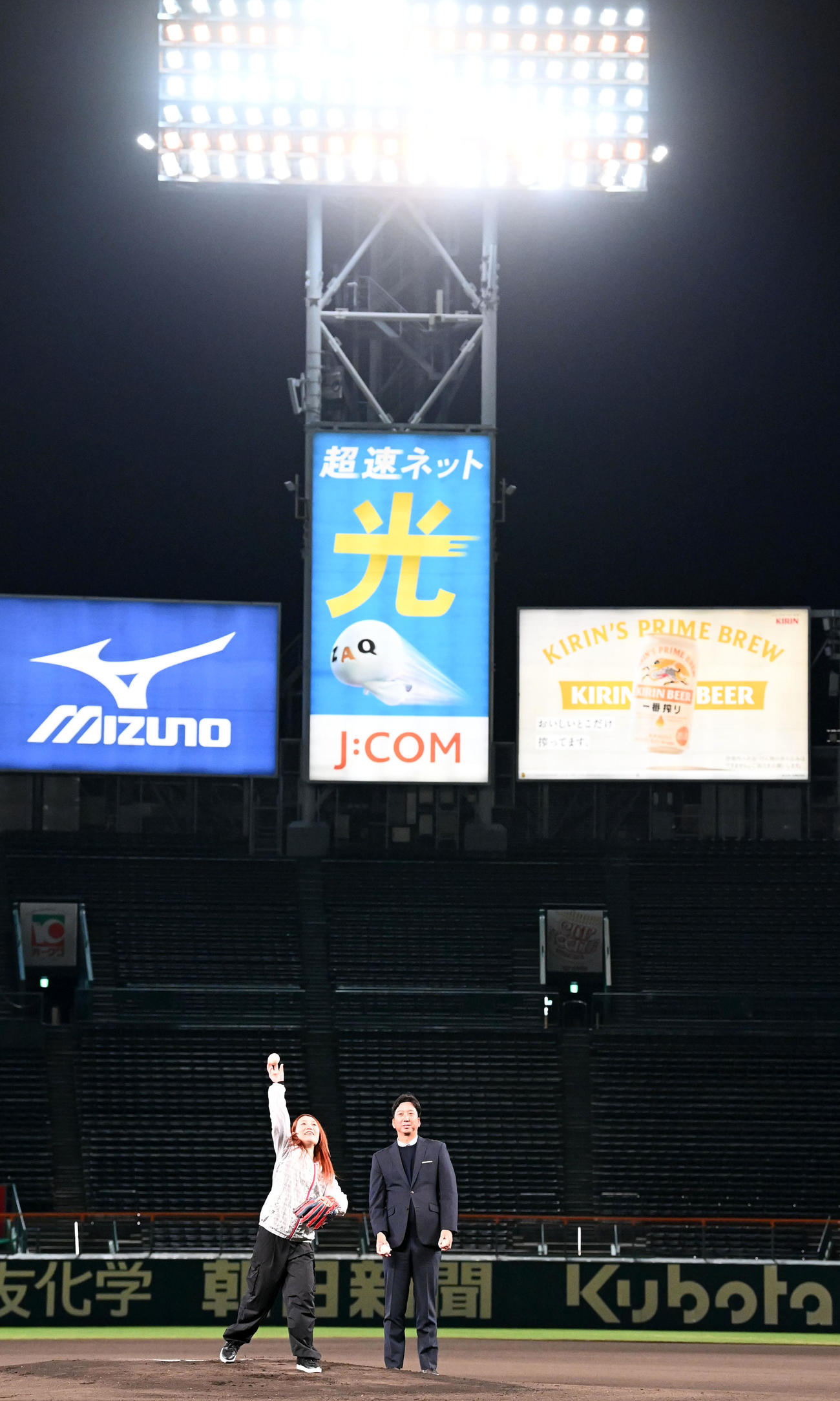 憧れの甲子園球場のマウンドから投球する参加者を見守る阪神藤川監督（撮影・前岡正明）