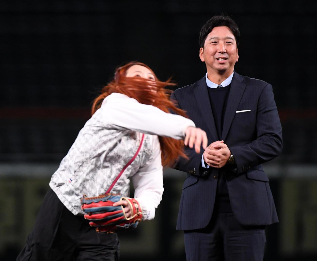 憧れの甲子園球場のマウンドから投球する参加者を見守る阪神藤川監督（撮影・前岡正明）