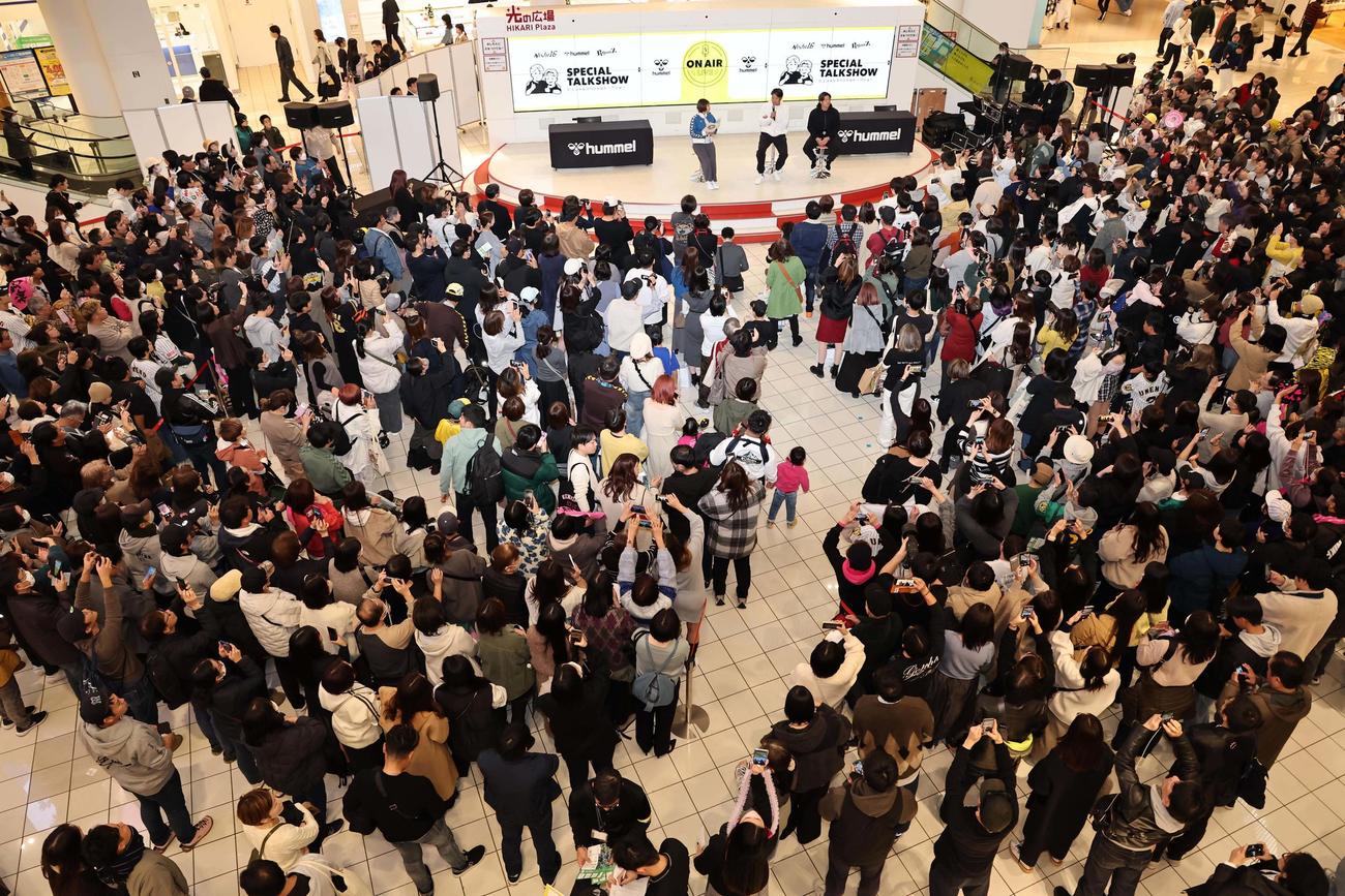 ヒュンメルスペシャルトークショーで大勢のファンを前に話す阪神西勇（中央）と梅野（右）（撮影・上田博志）