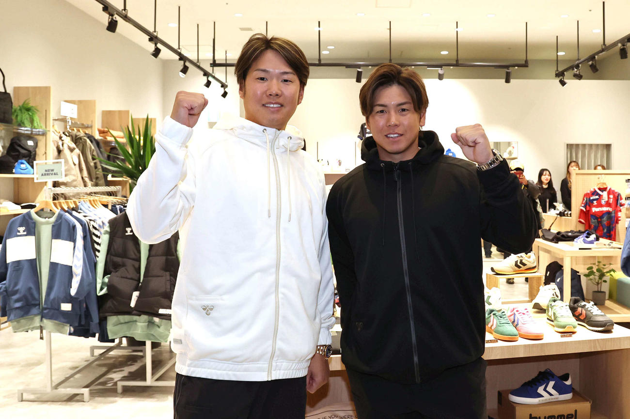 ヒュンメルの店舗前で笑顔を見せる阪神西勇（左）と梅野（撮影・上田博志）